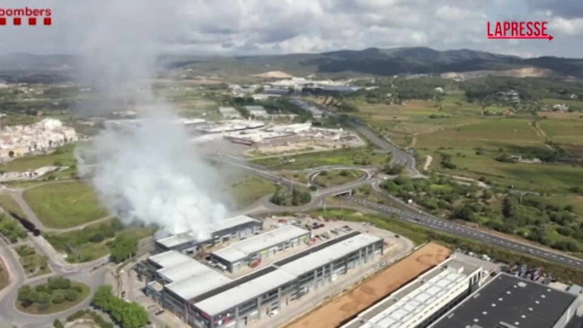Spagna, nube tossica vicino a Barcellona: le immagini riprese da un drone