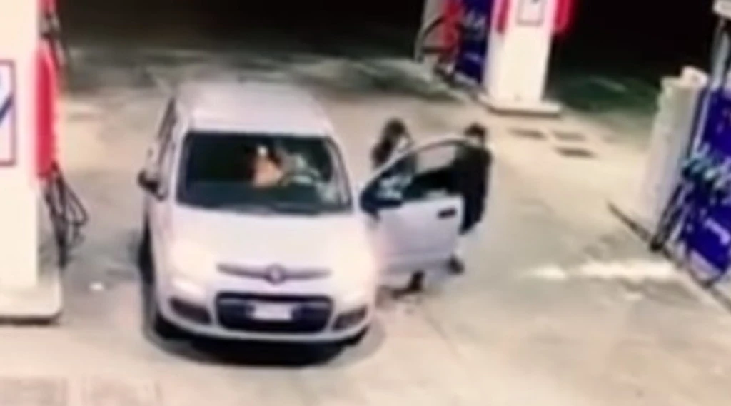 Milano, banditi rubano l'auto e investono la proprietaria: il video da brividi che scatena la Lega