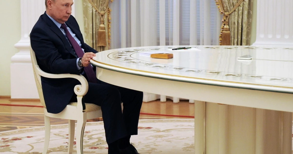 Vladimir Putin, la paranoia del veleno: a cosa costringe i suoi "schiavi" (e perché li ha cambiati tutti)