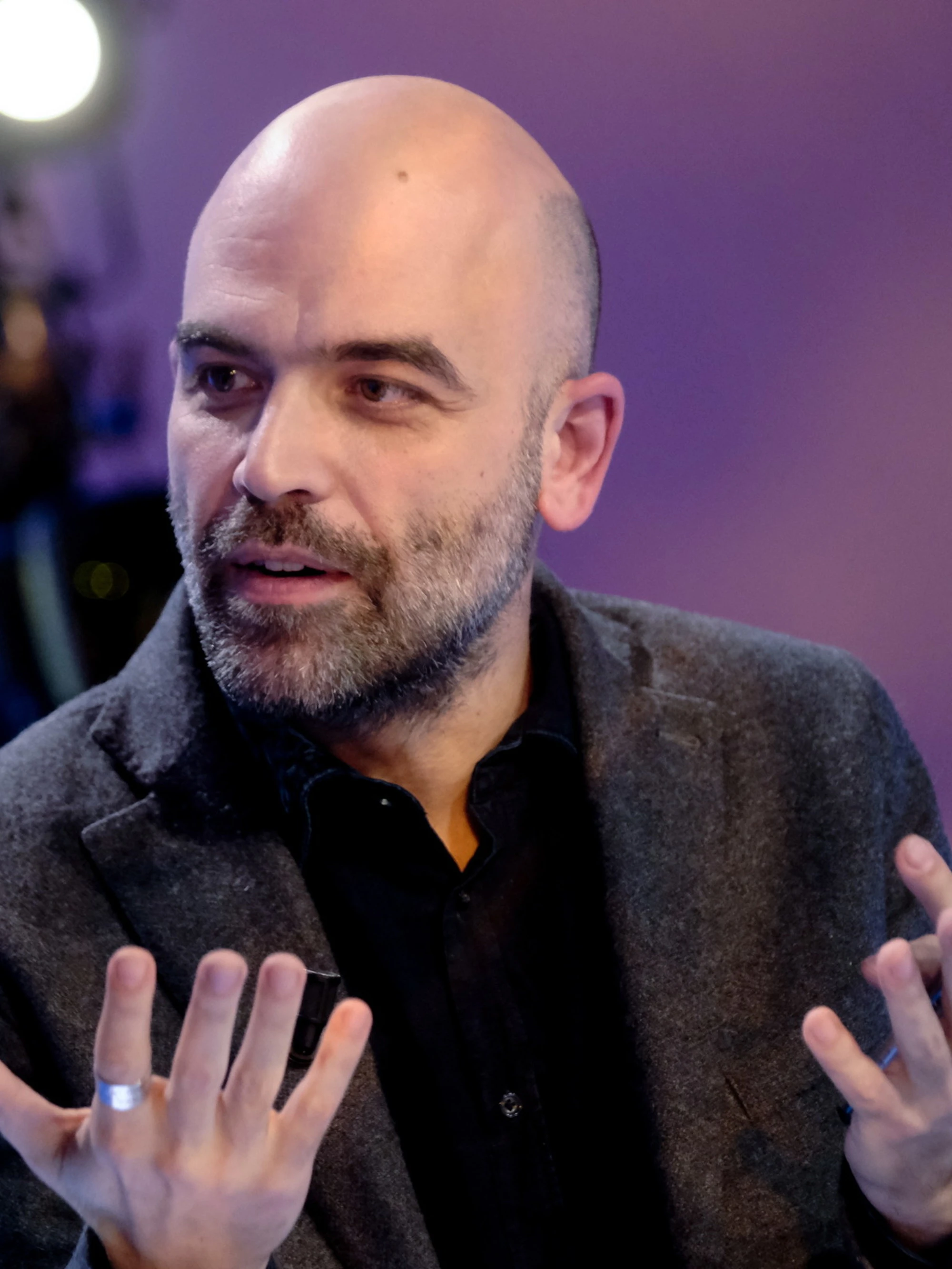 Roberto Saviano "condanna" i criminali sardi? Travolto dalle critiche