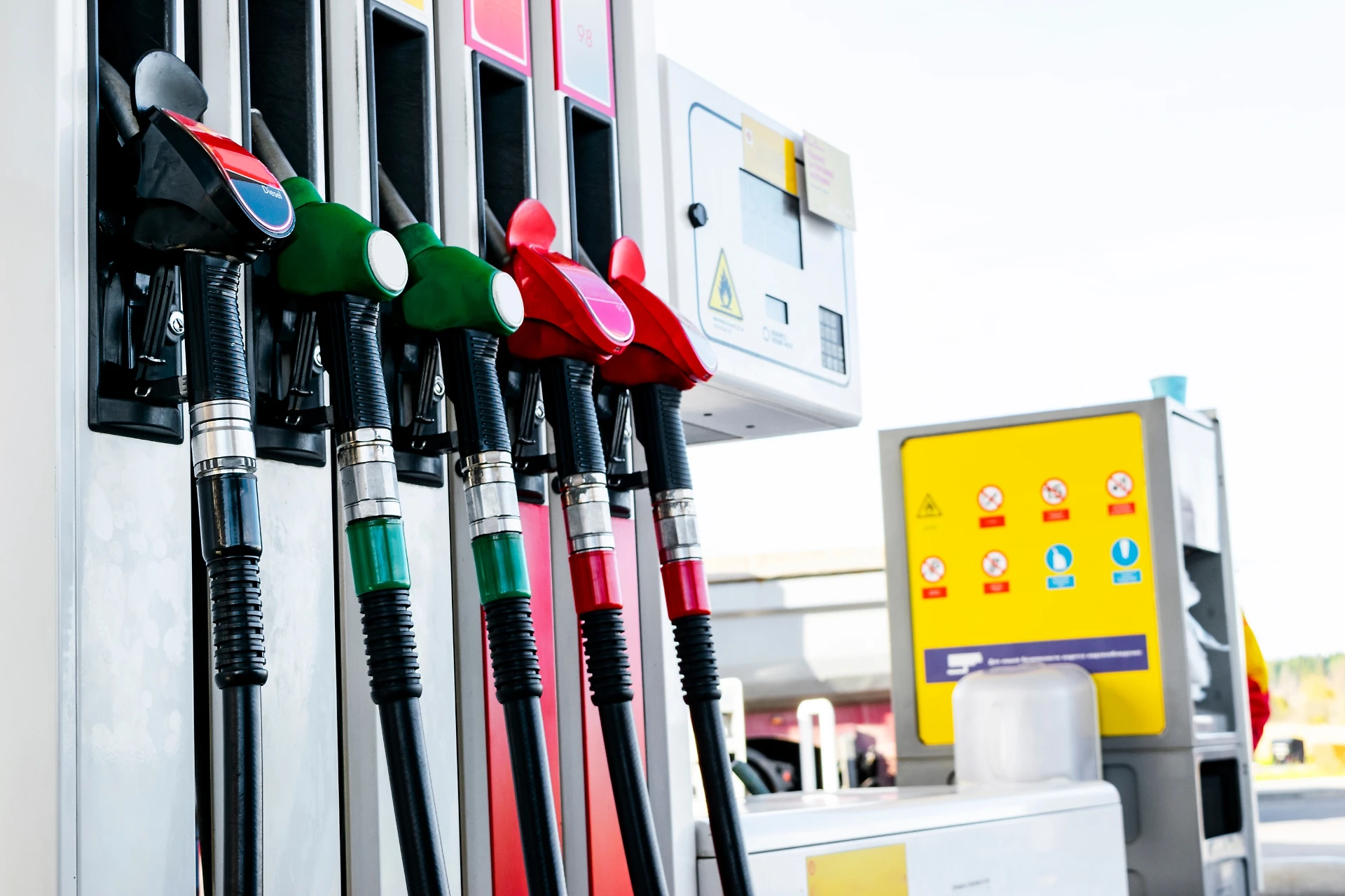 Benzina oltre i 2 euro al litro, la rapina del ponte: da Milano a Napoli, una mazzata