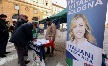Bologna, una donna aggredisce militante FdI: insulti e calci negli stinchi 