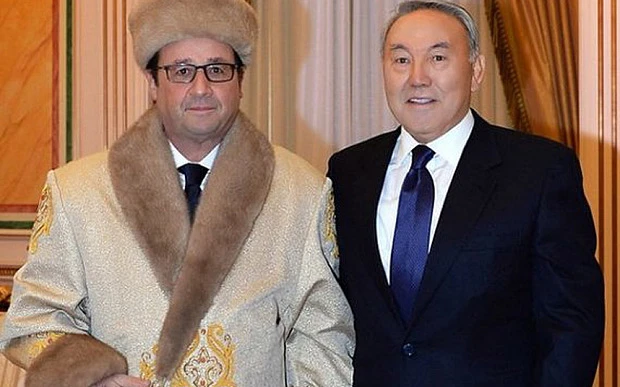 François Hollande con cappotto e colbacco dal dittatore kazako Narzarbaev. Ironie in rete: "Sembra Borat"