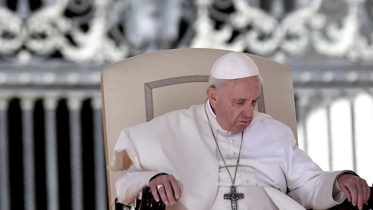 Vaticano, papa Francesco: "la barca della Chiesa è investita da venti contrari e la colpa è dei suoi membri"