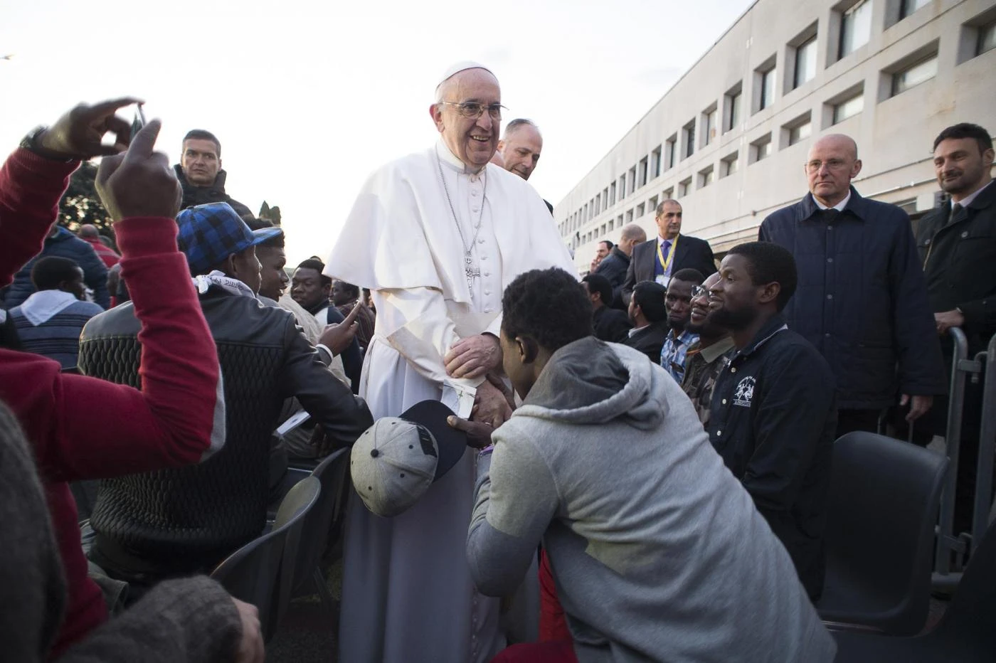 Vaticano, Papa Francesco nega il problema Islam: svuota i campi di migranti in Africa e li porta in Italia