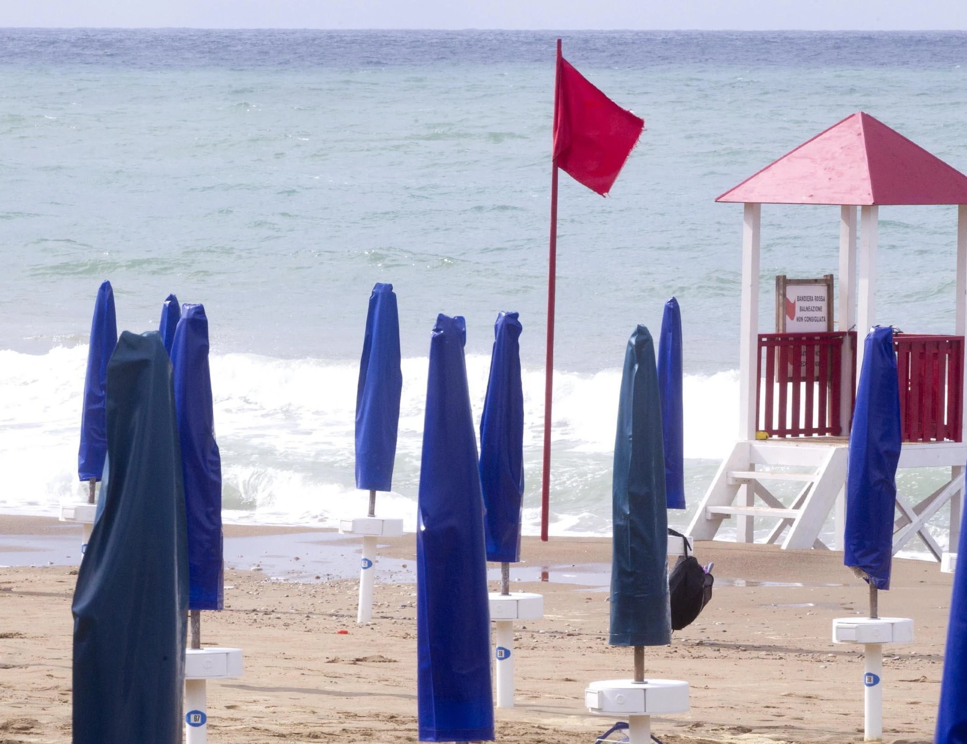 Salerno, si tuffa in mare: morte atroce davanti a moglie e figlio