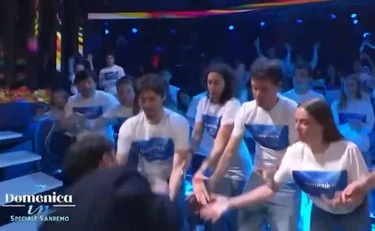 Sanremo 2026, Sal Da Vinci cade dal palco: imbarazzo da Mara Venier