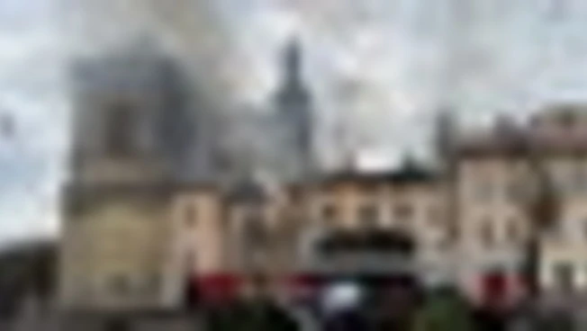 Attacchi con drone nel centro di Leopoli, in fiamme un palazzo