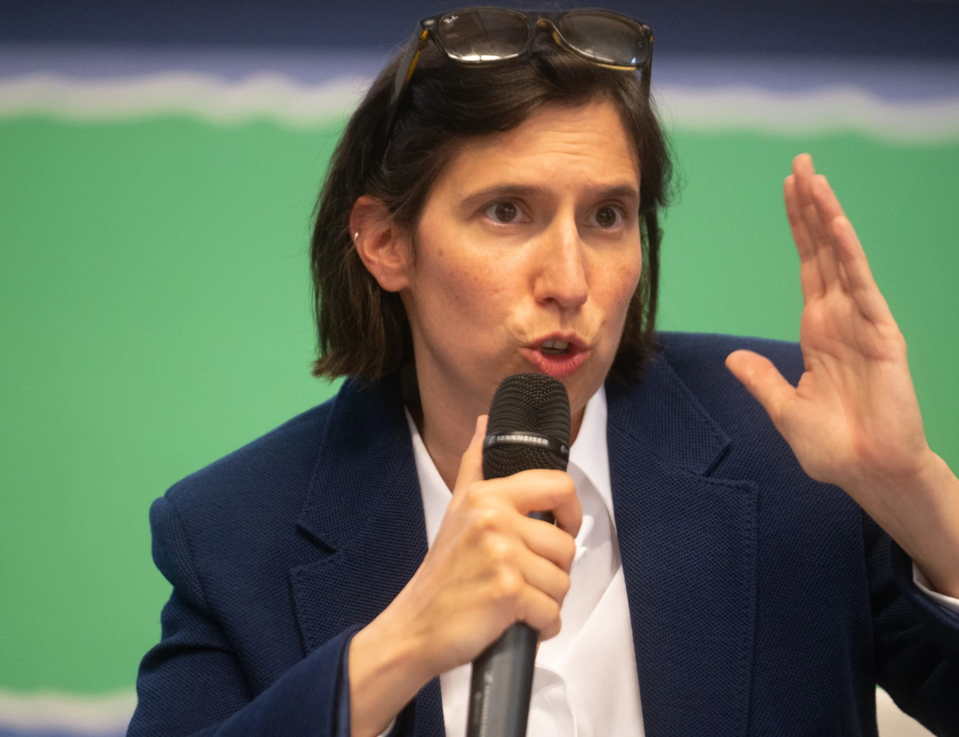 Elly Schlein in tilt dopo gli insulti di Trump a Meloni: il surreale silenzio della leader Pd