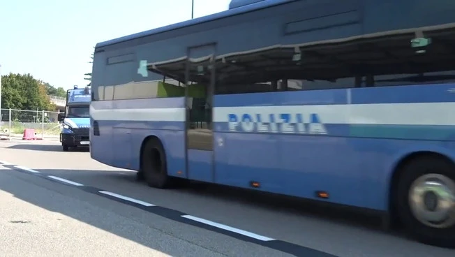 Immigrazione clandestina, espulsi 23 egiziani con charter da Malpensa