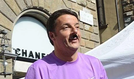 Renzi si mette i baffi: incrocio inquietante tra D'Alema e Hitler