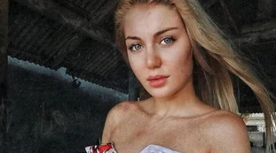 Mosca, Gretta Vedler modella anti-Putin: "Psicopatico". Dopo pochi giorni la trovano morta in una valigia