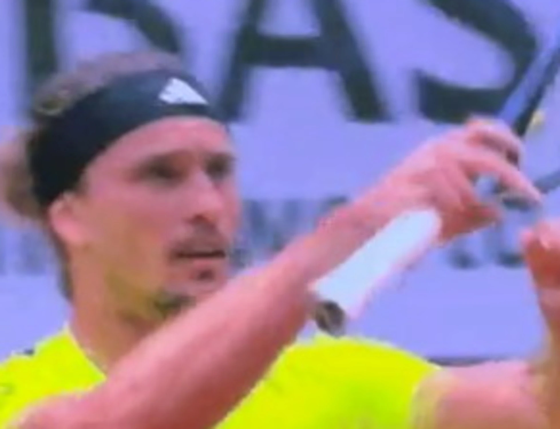 "Tosse e convulsioni": panico per Zverev al Roland Garros