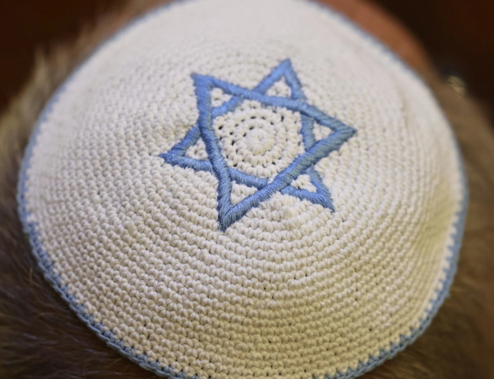 Roma, spray urticante e calci contro un 22enne con la kippah: orrore e indignazione