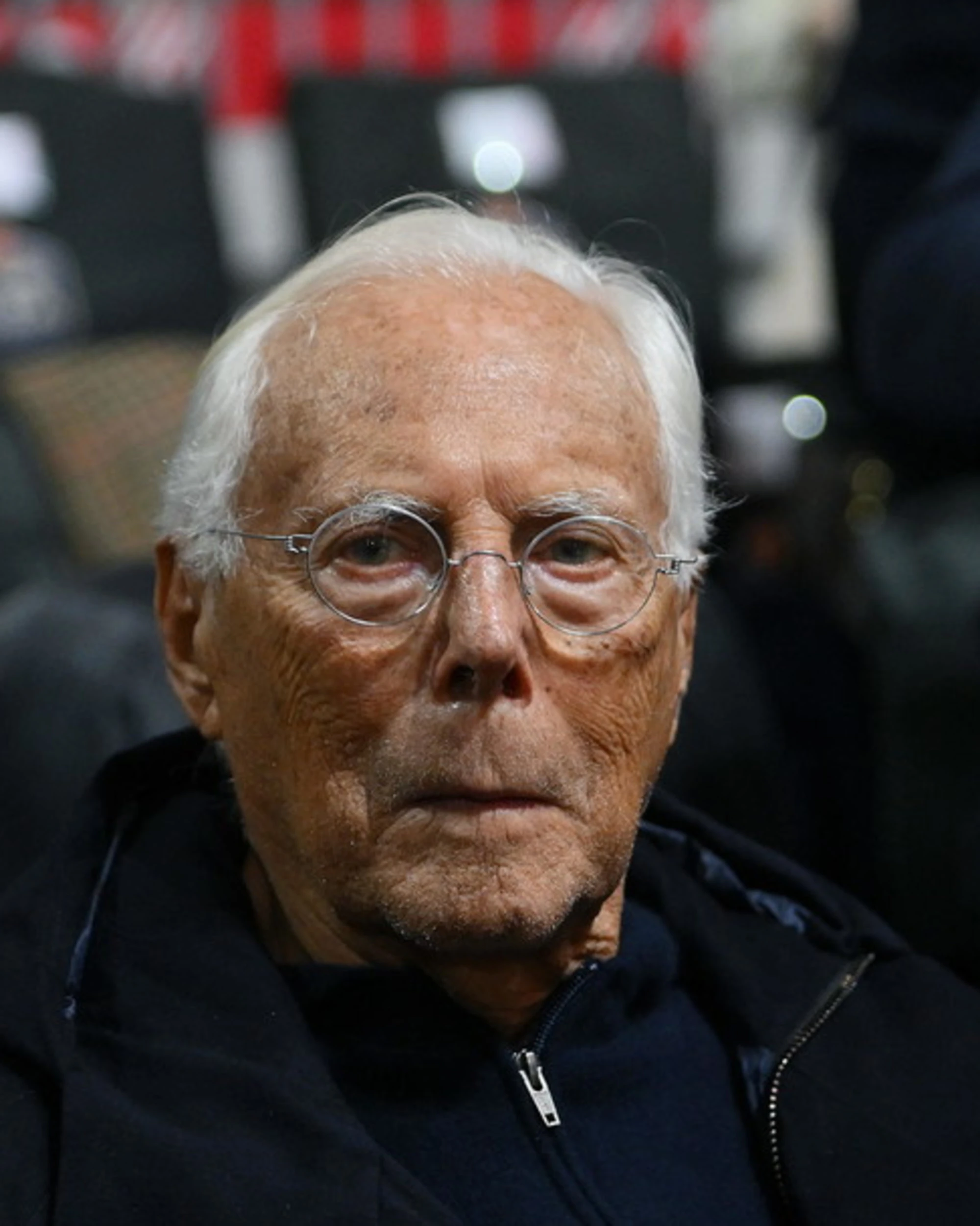 Armani, dallo "stilista antifascista" alla lotta al maschilismo: come lo tirano per la giacca