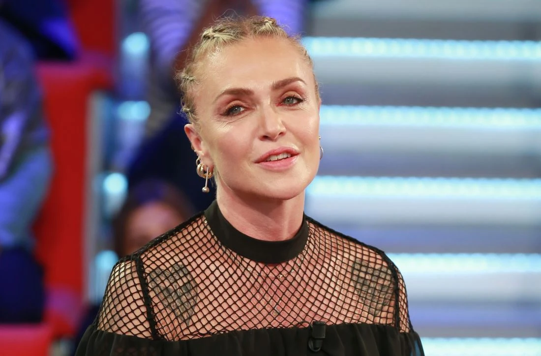 Ballando con le stelle, fonti riservatissime: Paola Barale non parteciperà, questione di soldi