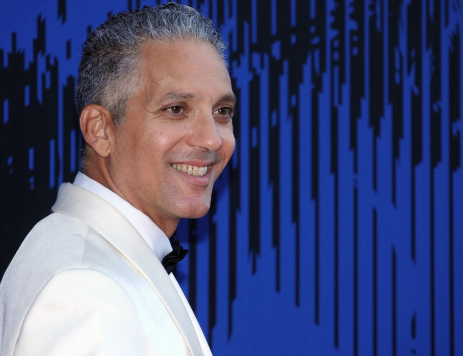 Stranizza d'amuri, Beppe Fiorello spinge in alto Rai 3