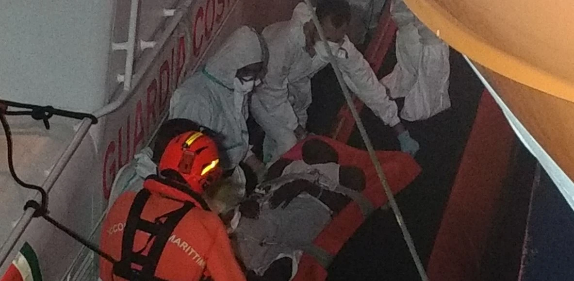 Sea Watch, dove andranno i 40 migranti sbarcati a Lampedusa. Salvini: "Chi brilla per assenza", terremoto Ue