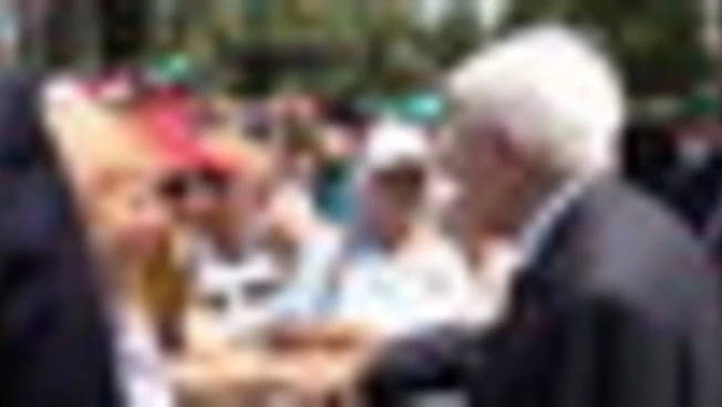 Bagno di folla per Mattarella ai Giardini del Quirinale