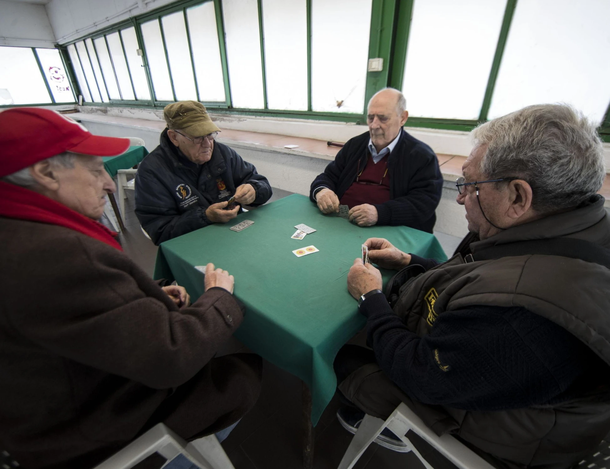 Lesmo, la partita a scopa tra anziani finisce in disgrazia: botte e dentiere volanti