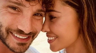 Belen Rodriguez, "buongiorno": il saluto che farà impazzire De Martino, chissà quanto rosica
