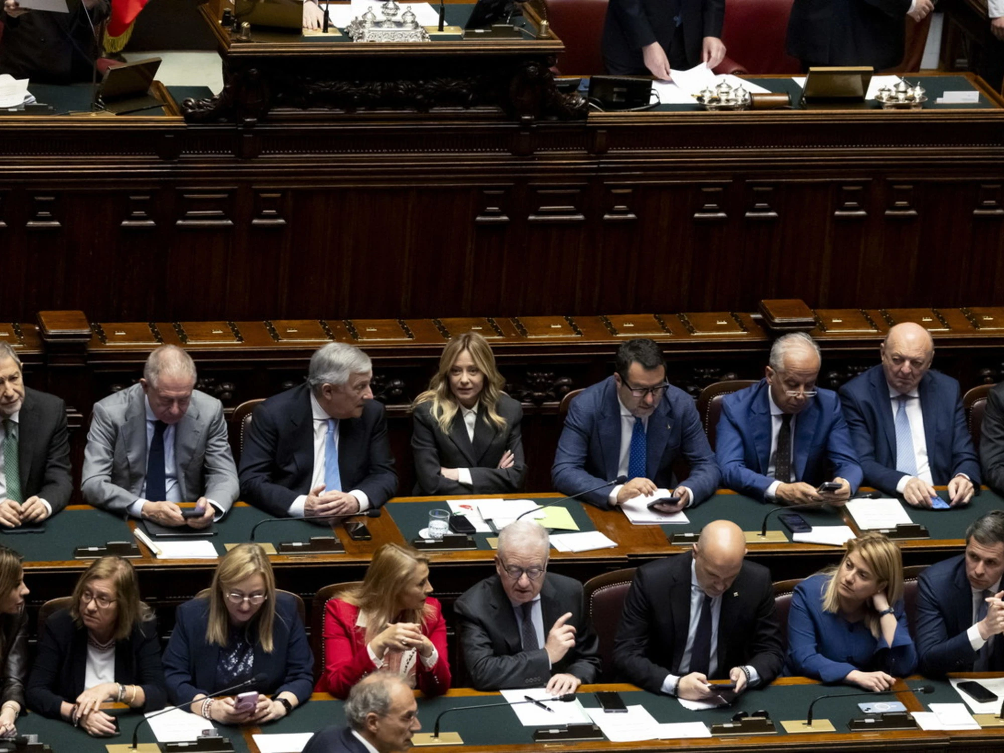 Giorgia Meloni, il gesto con cui azzera Elly Schlein mentre parla in aula