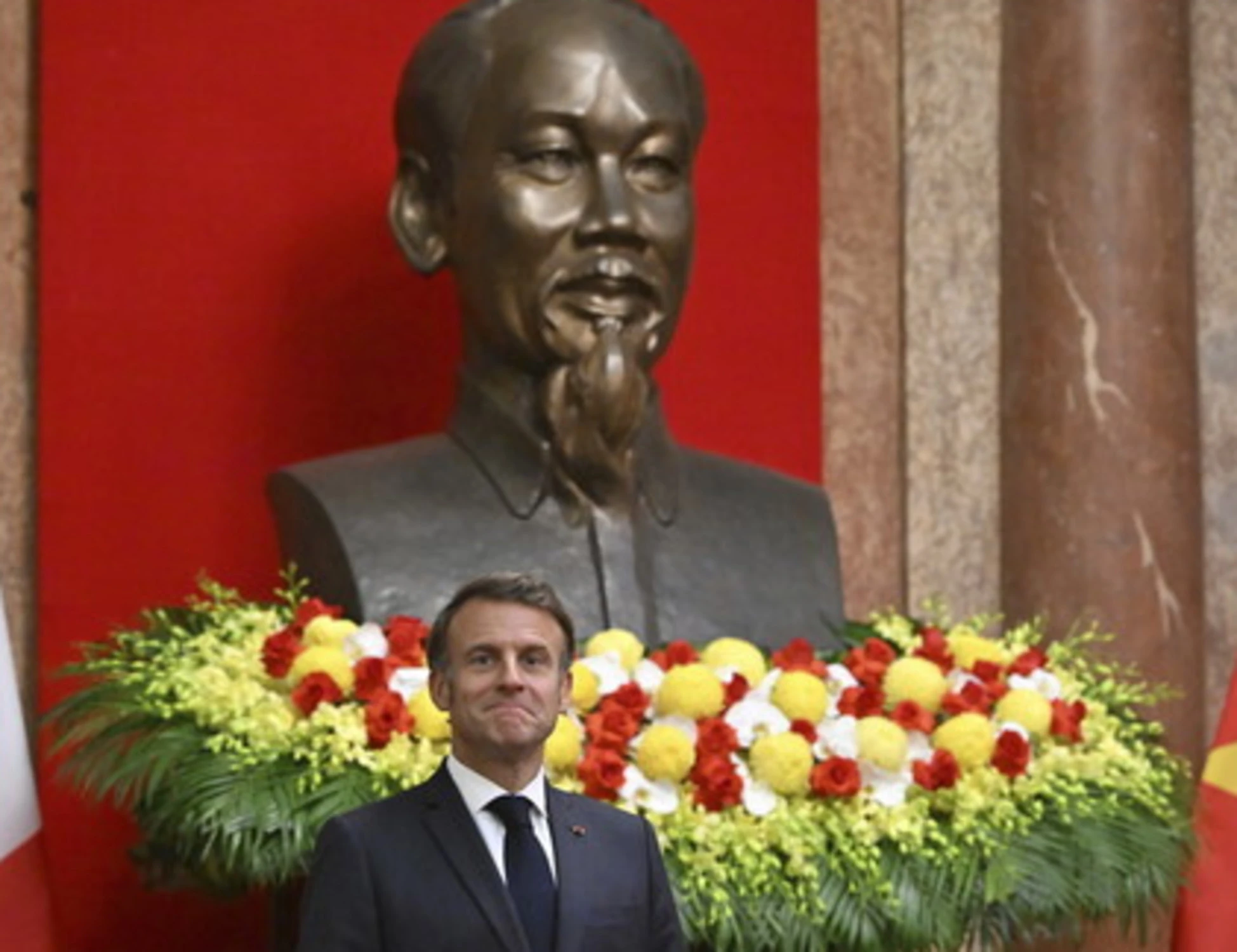 Emmanuel Macron preso a schiaffi anche in Vietnam