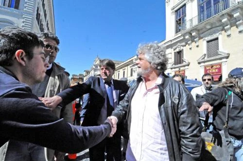 Dopo il golpettino furbo, Beppe parla dal blog e insiste: la democrazia è morta