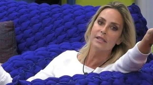 Grande Fratello Vip, menzogna in bagno di Maria Teresa Ruta? Matilde Brandi la massacra: altra rissa