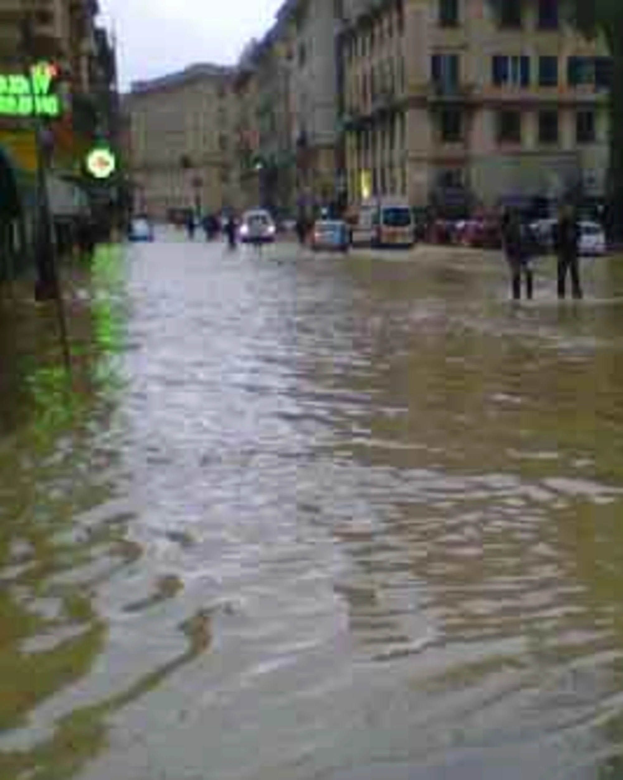 Il capoluogo ligure in ginocchio per l'alluvione: diverse vittime