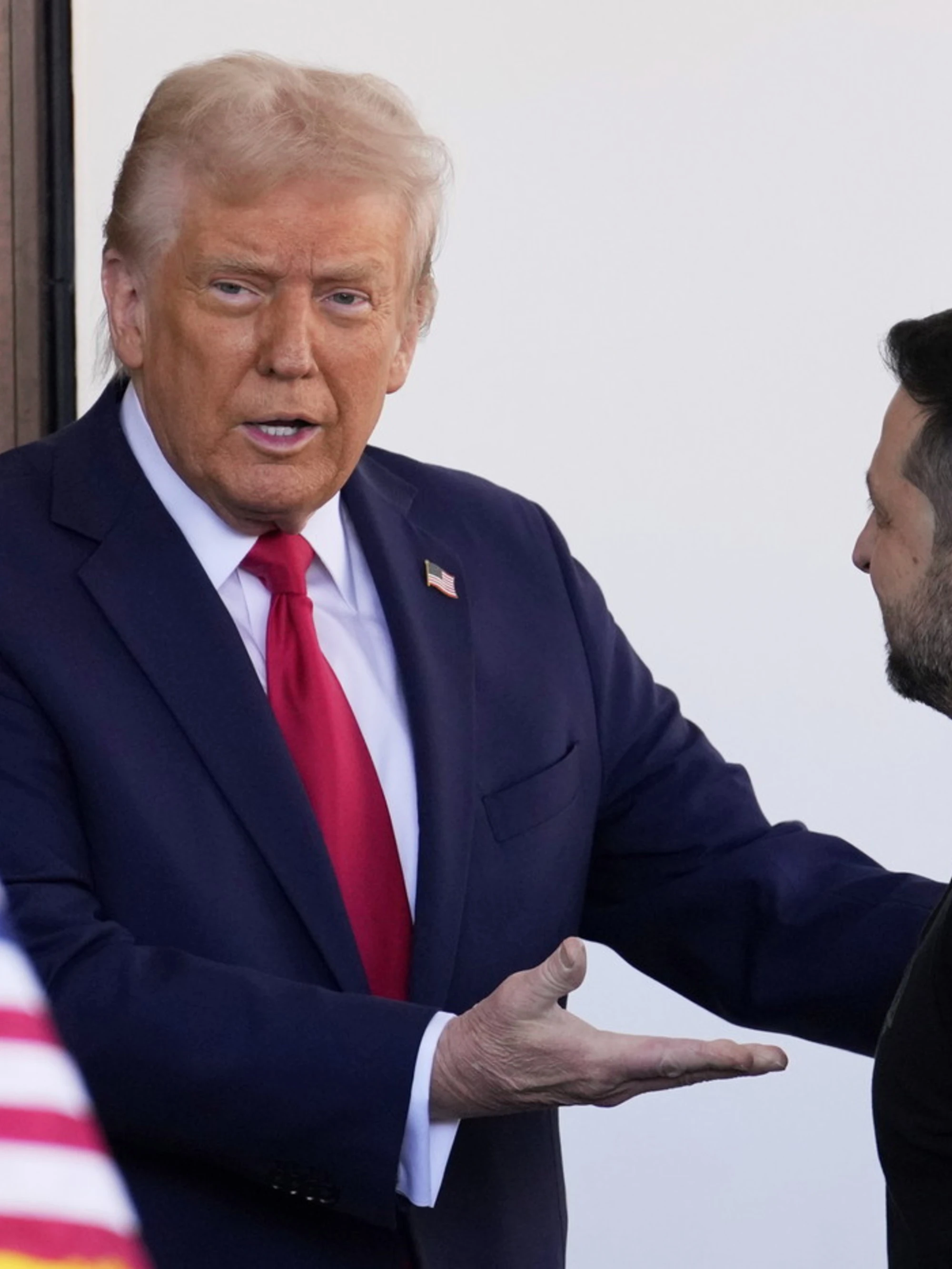 Donald Trump, la telefonata a Zelensky: "Colpire Mosca e San Pietroburgo"