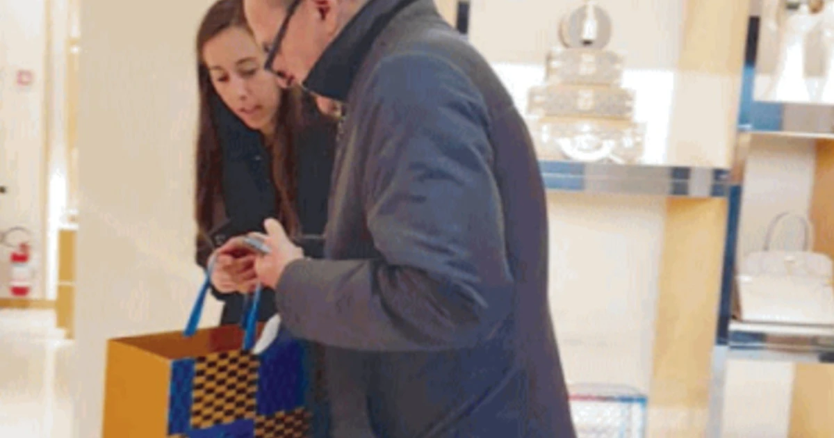 Bersani, il compagno che parla di povertà e compra da Louis Vuitton