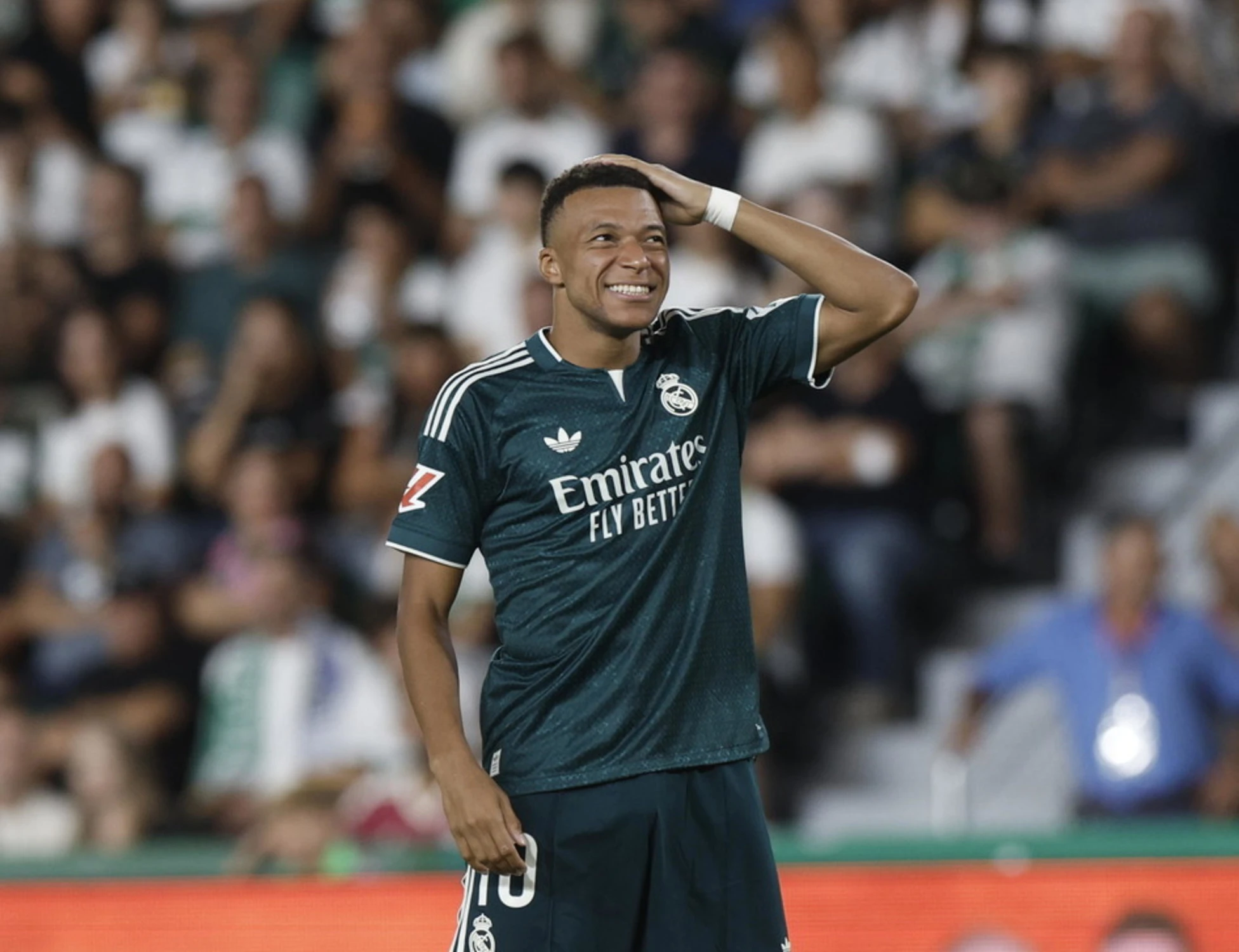 Via la maglia pro-Ceuta, Mbappé idolo dei compagni