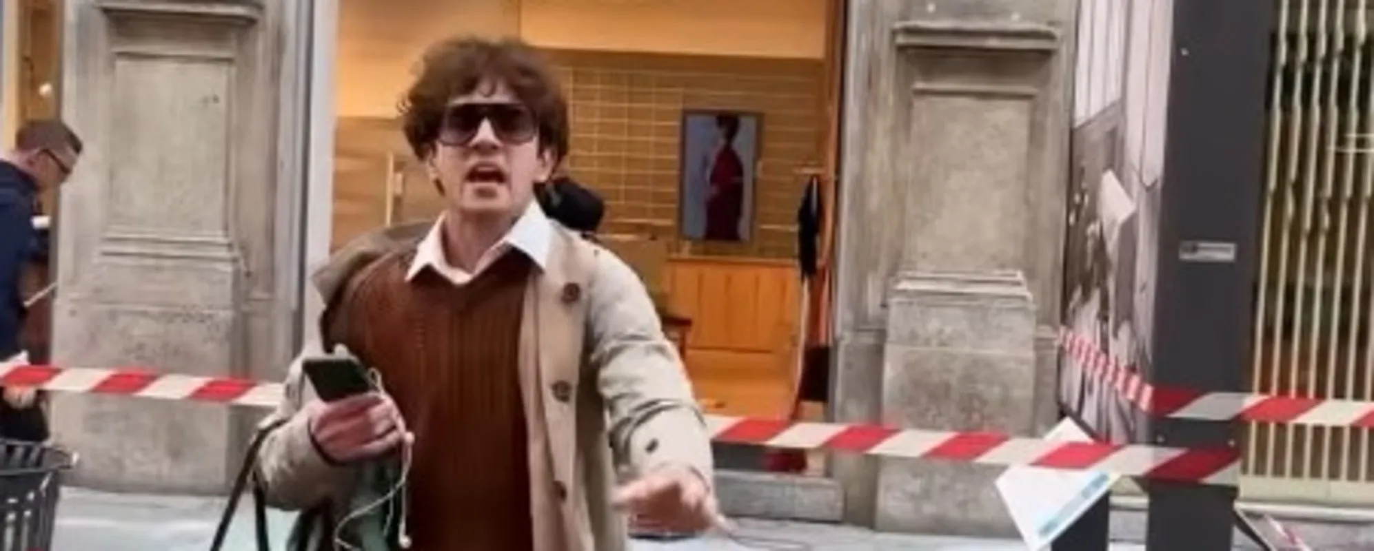 "Mi hanno rotto i c****": sfogo clamoroso del 23enne, applausi dai balconi <span style="color: rgb(153, 0, 0);">Video</span>