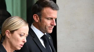 Giorgia Meloni, il saluto ironico a Macron: "Giornata difficile"