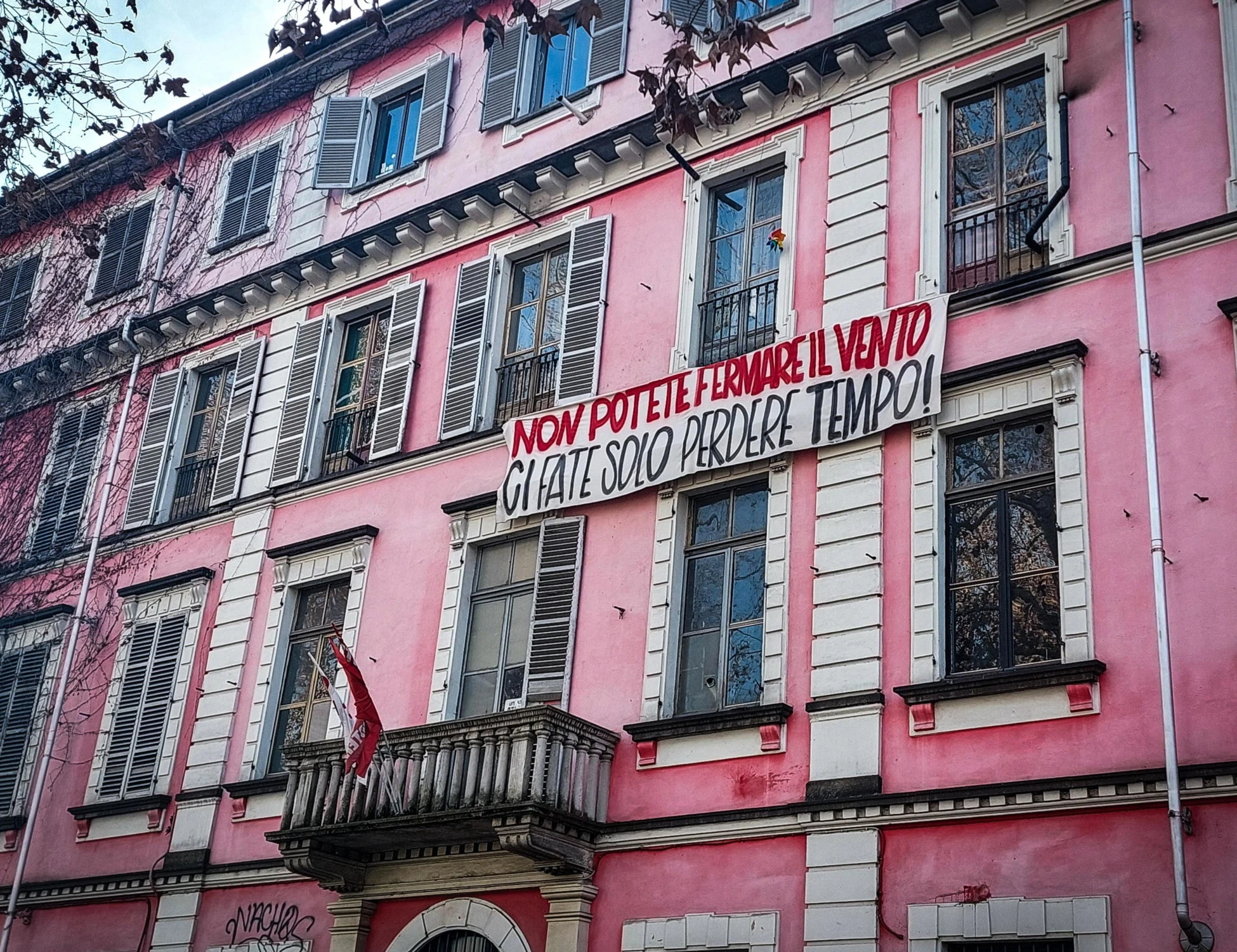 Askatasuna, scatta l'operazione della polizia: "Accorrete, ci sgomberano"