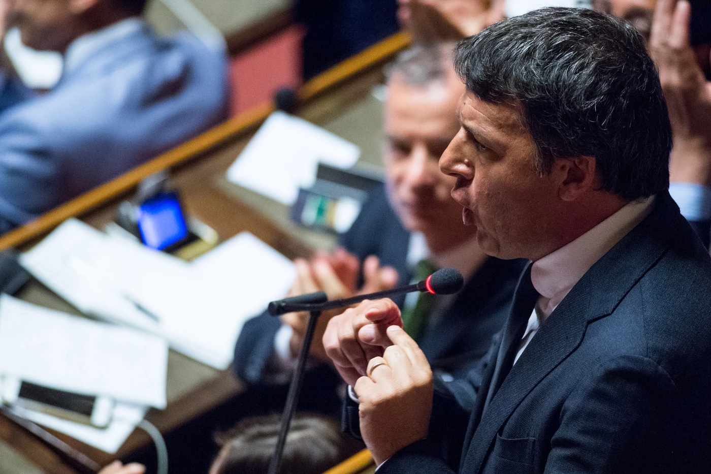 Matteo Renzi provoca Salvini: "Fai chiarezza sulla Russia". E il Capitano crolla sui banchi, poi se ne va