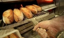 Pane cotto con chiodi e vernice,maxi sequestro nei forni di Napoli