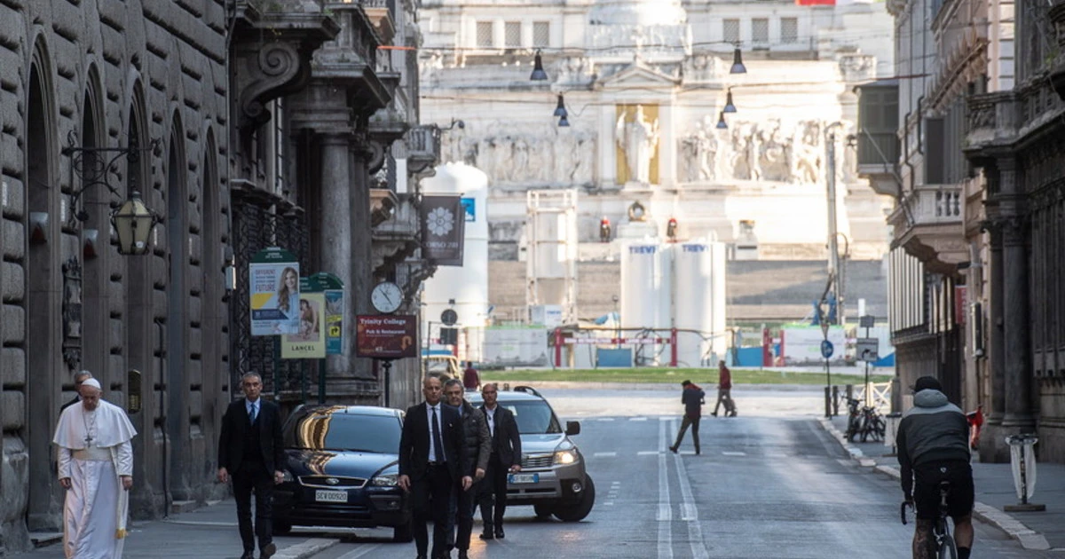 Papa Francesco gira a piedi per le strade di Roma contro il coronavirus 