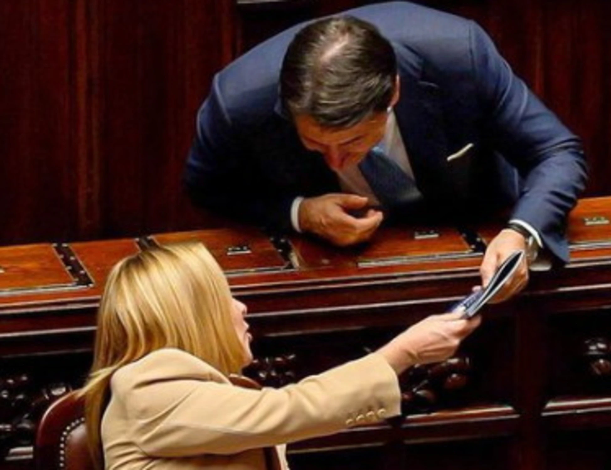 Leggi l'articolo: &quot;A Meloni regala questo libro&quot;: FdI irride Conte