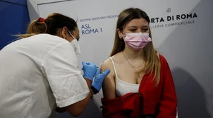 Vaccino, regioni a secco dopo lo stop ad AstraZeneca: "Stiamo finendo le dosi". Le regioni a rischio e il pesantissimo caso-Sardegna