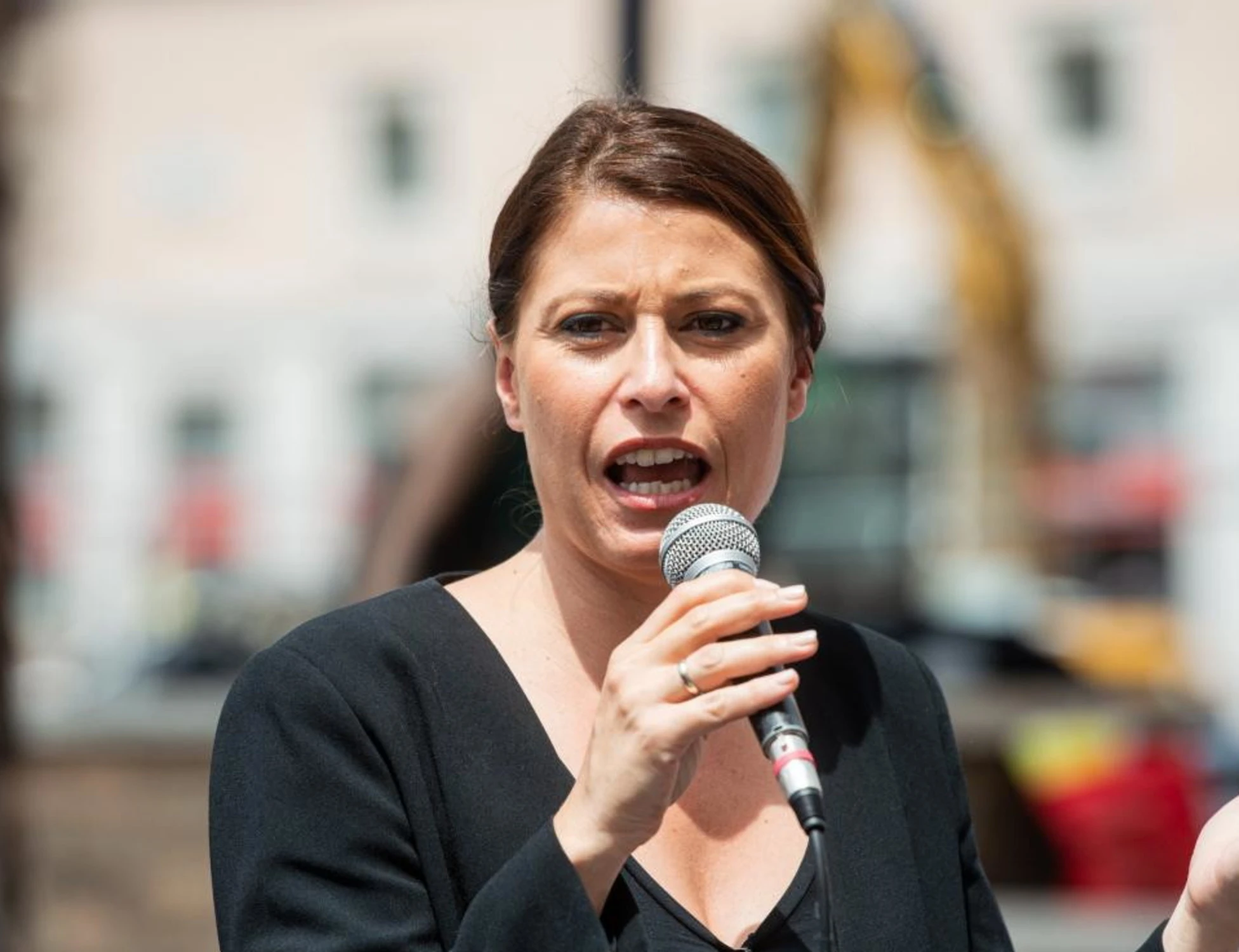 Elisabetta Piccolotti, il delirio sulla prof accoltellata a Bergamo: colpa di Salvini e Meloni