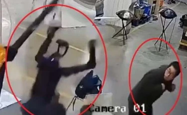 IA, un robot si ribella e attacca gli operai: il video-choc