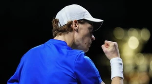 Coppa Davis, Jannik Sinner batte Djokovic e tiene l'Italia in pista