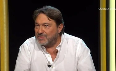 https://media.liberoquotidiano.it/joq3UxSUmH4FiltqqeisyTjAL2l84f4tHmbgrTLi9rI/width:800/quality:90/aW1hZ2VzLzIwMjUvMTAvMTkvMTQ0NjQ2Njc2LTY4NjIzYjIxLTdiODgtNDRhMC1iZTQ2LWZlOTI2MWZkMjQ4NS5qcGc.webp