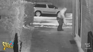 Striscia la Notizia, il dramma di quest'uomo in un video sconcertante: prova ad entrare in casa, finisce in disgrazia