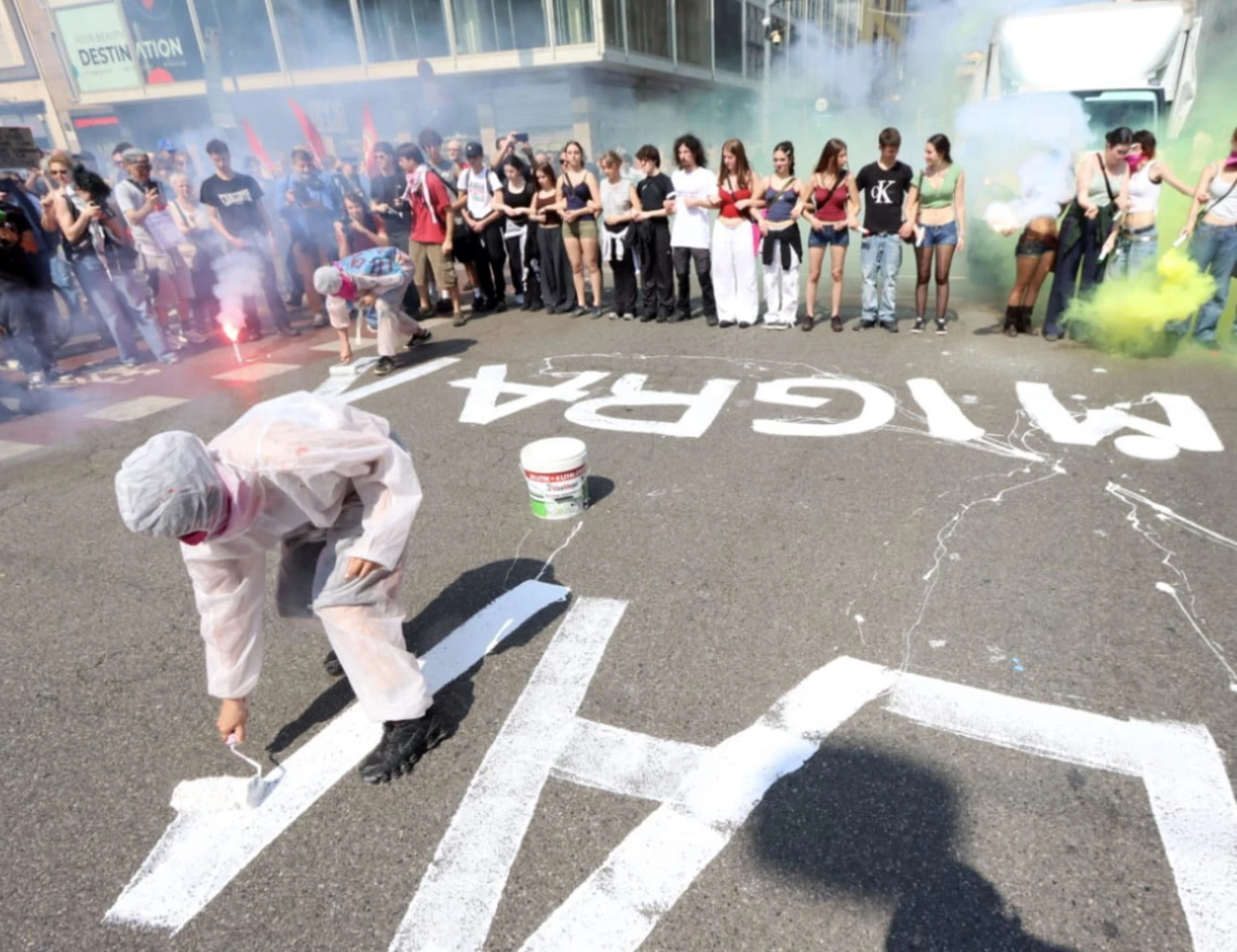 Pd, proPal e antifa in piazza a Milano contro la Lega: assalto alla polizia, è subito guerriglia