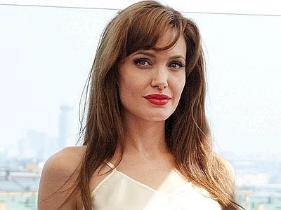 Angelina Jolie rivela: "Mi sono fatta asportare seni, rischiavo un tumore"