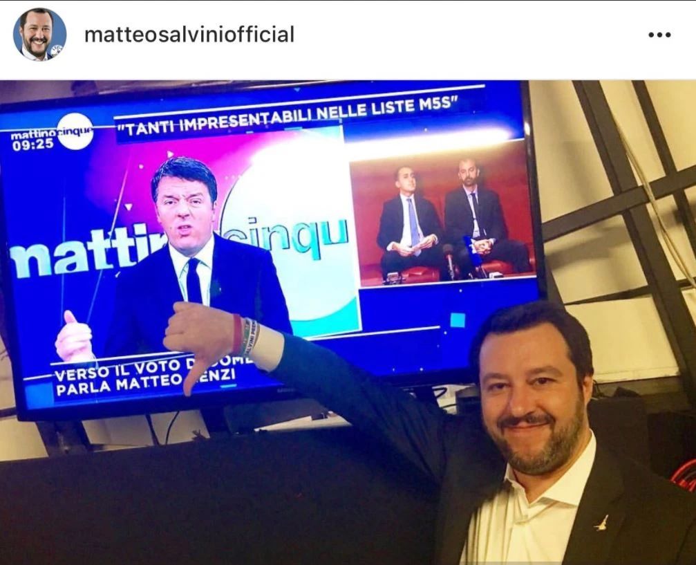 Matteo Salvini umilia Renzi: mostra il dito mentre il segretario Pd parla in tv