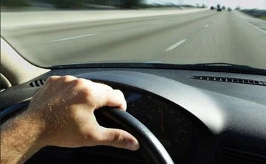 Autostrada, occhio a percorrere la corsia centrale: quando scatta la multa